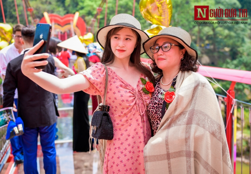 Tin nhanh - Hàng trăm du khách hào hứng tham quan cầu kính đầu tiên tại Việt Nam (Hình 8).