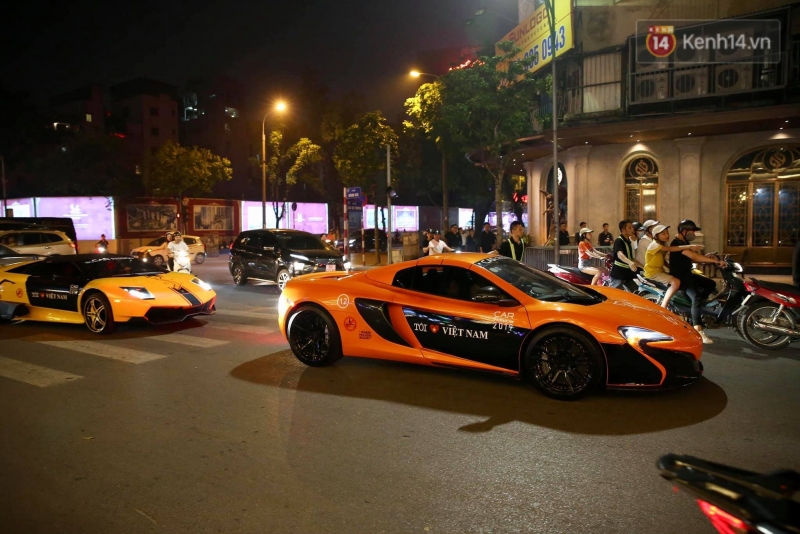 Clip: Dàn siêu xe hơn 300 tỷ rầm rộ tụ họp trên đường phố Hà Nội, Cường Đô La và vợ cũng xuất hiện với chiếc Audi R8V10 - Ảnh 12.