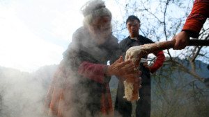 Giã bánh giầy - phong tục truyền thống của đồng bào người Mông