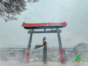 Bộ ảnh đầy nét ma mị trong trang phục áo dài tại cổng trời phố núi Mộc Châu.