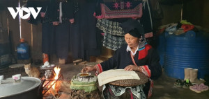 Ngày xuân khám phá trang phục nhuộm chàm của người Dao ở Vân Hồ