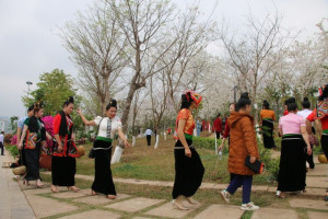Tưng bừng Lễ hội mùa hoa ban giữa lòng thành phố Sơn La