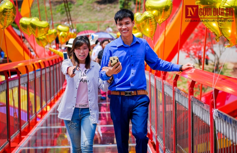 Tin nhanh - Hàng trăm du khách hào hứng tham quan cầu kính đầu tiên tại Việt Nam (Hình 13).