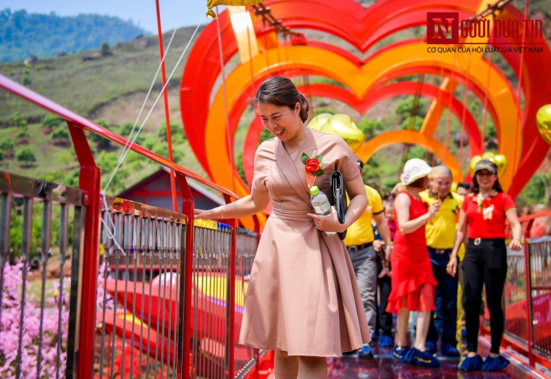 Tin nhanh - Hàng trăm du khách hào hứng tham quan cầu kính đầu tiên tại Việt Nam (Hình 12).