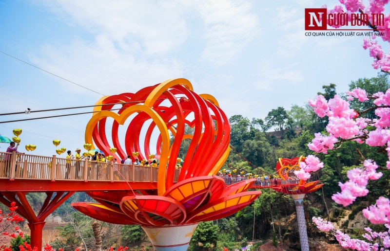 Tin nhanh - Hàng trăm du khách hào hứng tham quan cầu kính đầu tiên tại Việt Nam (Hình 10).