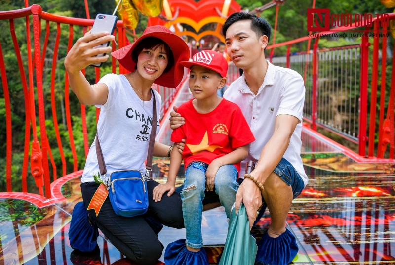 Tin nhanh - Hàng trăm du khách hào hứng tham quan cầu kính đầu tiên tại Việt Nam (Hình 4).