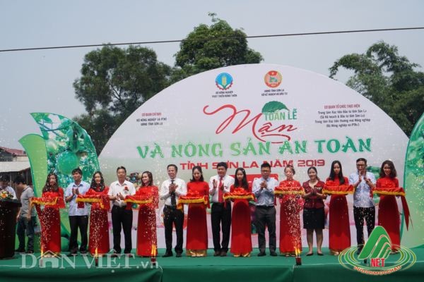 ​​​​​​​ Đại biểu cắt băng khai mạc Tuần lễ “Mận và Nông sản an toàn tỉnh Sơn La năm 2019” sáng 22.5. Ảnh: NQ