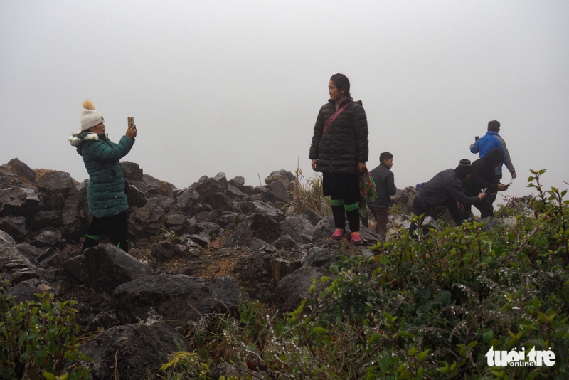 Du khách nườm nượp lên đỉnh đèo Ô Quy Hồ chụp ảnh băng giá - Ảnh 7.