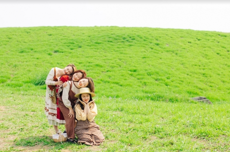 Theo chân 4 hot mom ghé thăm 'đồng cỏ Windows' ở Mộc Châu