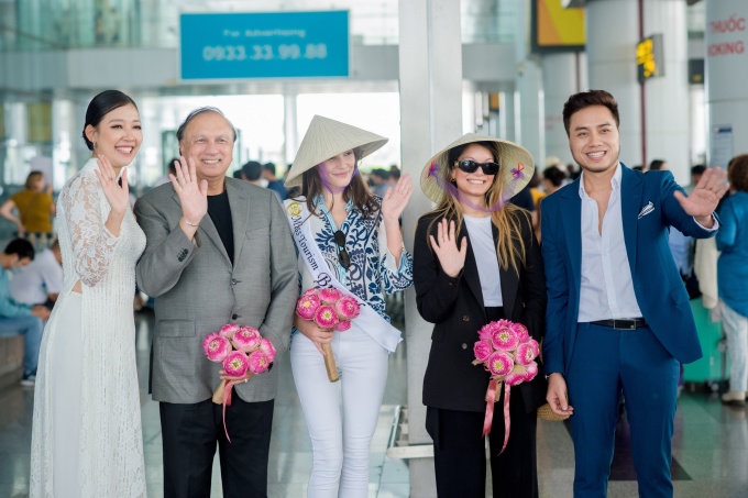 Ông John Singh - Người sáng lập và chủ sở hữu của thương hiệu Miss Tourism (thứ hai từ trái sang) cùng thí sinh các nước đến Việt Nam tham dự vòng chung kết Hoa hậu Du lịch thế giới 2022. Nguồn: Fanpage Miss Tourism