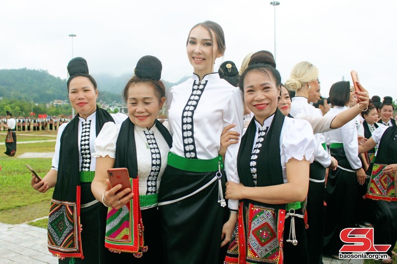Thí sinh Hoa hậu Du lịch thế giới trải nghiệm Xòe Thái tại thành phố Sơn La