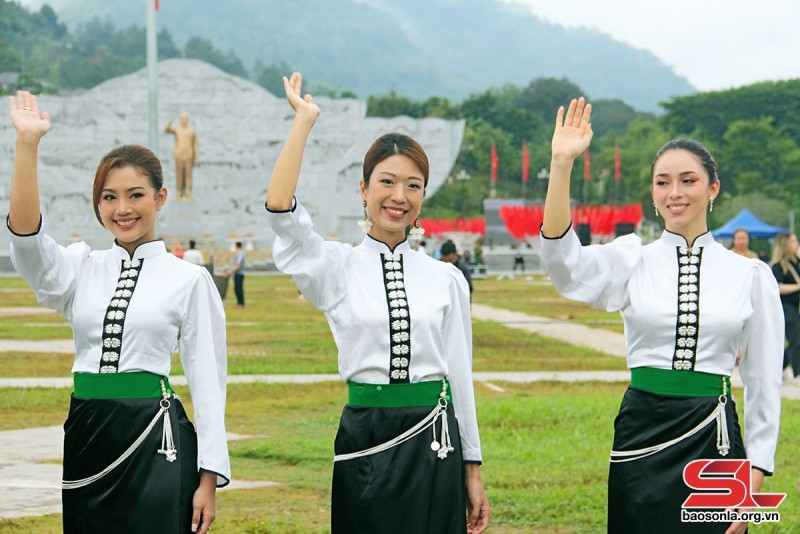 Thí sinh Hoa hậu Du lịch thế giới trải nghiệm Xòe Thái tại thành phố Sơn La