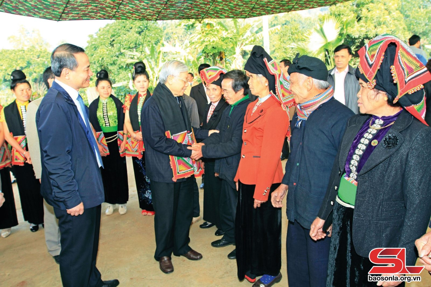 tong bi thu nguyen phu trong an can tham hoi nhan dan xa chieng ban huyen mai son anh ha bac1