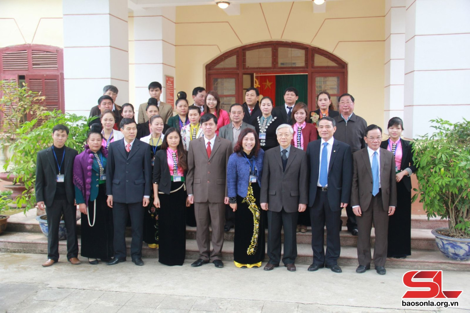 tong bi thu nguyen phu trong cung cac dong chi lanh dao trung uong tinh son la chup anh luu niem voi can bo vien chuc bao tang tinh son la thang 1 2014 anht l